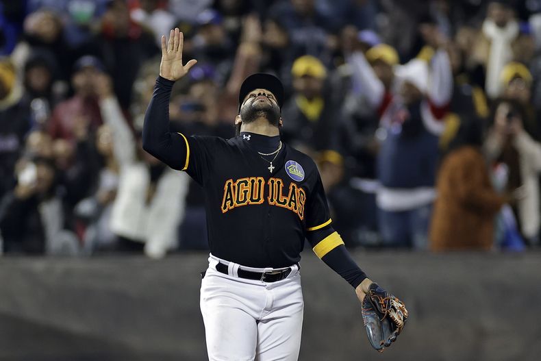 Jonathon Villar, de las Águilas Cibaeñas, festeja la victoria sobre los Tigres del Licey, el viernes 10 de noviembre de 2023, en Nueva York (AP Foto/Adam Hunger)