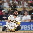 El dominicano Fernando Tatis, de los Padres de San Diego, cae durante un turno al bate el martes 28 de julio de 2026 en el juego ante los Rockies de Colorado (AP Foto/Gregory Bull)