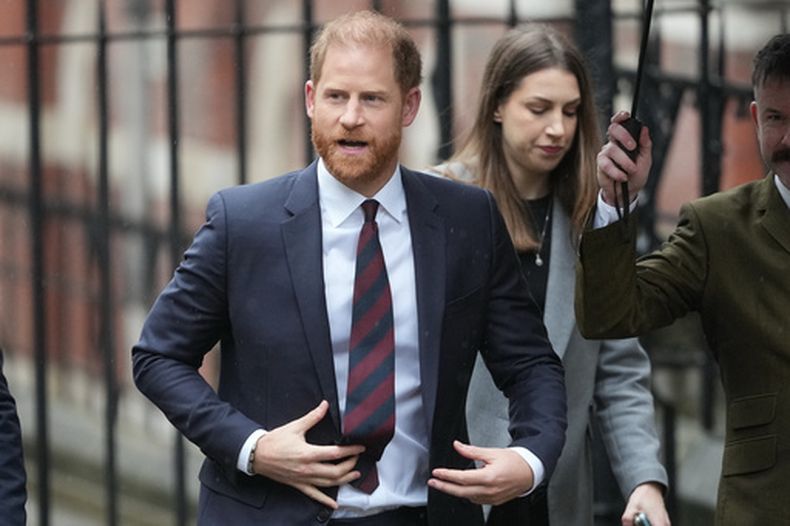 ARCHIVO - El príncipe Enrique del Reino Unido llega al Tribunal Superior de Londres para encabezar un grupo —que incluye a Elton John y Elizabeth Hurley— que acusa a la editorial del *Daily Mail* de vulnerar la privacidad mediante tácticas ilegales, en un juicio enmarcado en un escándalo más amplio de interceptación telefónica en Londres, el 21 de enero de 2026. (Foto AP/Kirsty Wigglesworth, archivo)