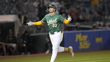 JJ Bleday, de los Atléticos de Oakland, festeja tras conectar un jonrón en el quinto inning del juego del martes 30 de abril de 2024, ante los Piratas de Pittsburgh (AP Foto/Jeff Chiu)