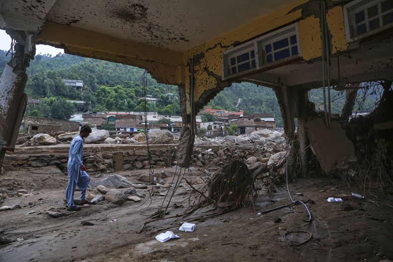 Un vecino mira una casa dañada tras las inundaciones del viernes en un vecindario de Pir Baba, una zona del distrito de Buner, en el noroeste de Pakistán, el domingo 17 de agosto de 2025. (AP Foto/Muhammad Sajjad)