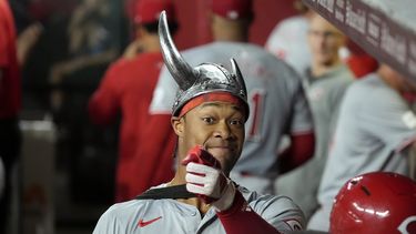 Will Benson de los Rojos de Cincinnati señala hacia la cámara de TV mientras celebra su jonrón de dos carreras ante los Diamondbacks de Arizona durante la quinta entrada del juego de béisbol, el martes 14 de mayo de 2024, en Phoenix. (AP Foto/Ross D. Franklin)