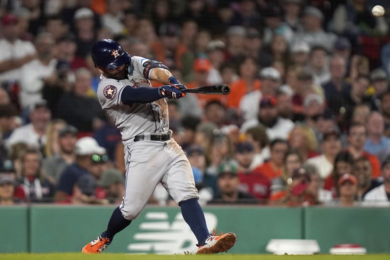 José Altuve batea un triple de dos carreras en el sexto inning ante los Medias Rojas de Boston, el lunes 28 de agosto de 2023, en Boston. (AP Foto/Steven Senne)