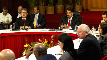 Oposición suspende diálogo con Maduro