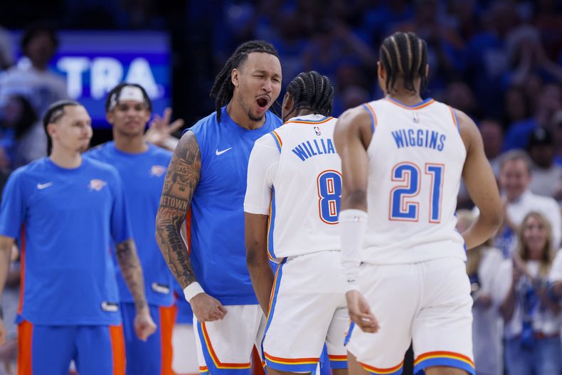 Jalen Williams (8), del Thunder de Oklahoma City, festeja con su compañero Jaylin Williams, en el primer partido de las semifinales de la Conferencia Oeste ante los Mavericks de Dallas, el martes 7 de mayo de 2024 (AP Foto/Nate Billings)