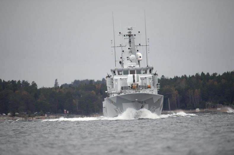 El barreminas sueco Kullen navega por la bah&iacute;a Nando, Suecia, el 21 dse octubre del 2014. El 22, ek vocero militar sueco Erik Lagerstedt dijo que algunas de las unidades navales, incluso la corbeta Visby, regresaron a una base naval el mi&eacute;rc