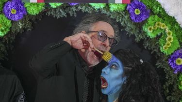 El director Tim Burton bromea con una actriz disfrazada durante un evento promocional de su película Beetlejuice Beetlejuice en la Ciudad de México, el martes 13 de agosto de 2024. (Foto AP/Fernando Llano)