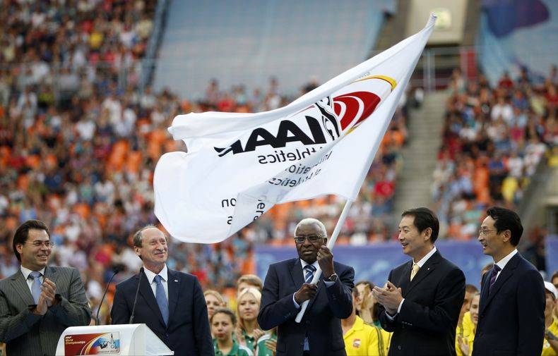 El vicealcalde de Mosc&uacute;, Alexander Gorbenkov, izquierda, el l&iacute;der de la federaci&oacute;n rusa de atletismo, Valentin Balakhnichev, segundo desde la izquierda, y el presidente de la federaci&oacute;n internacional de atletismo Lamine Diack,
