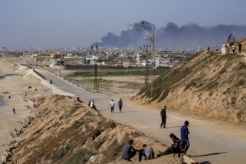 Foto que muestra a la distancia el humo que sale de la Franja de Gaza tras un ataque aéreo israelí, el 10 de julio del 2024. (AP foto/Abdel Kareem Hana)