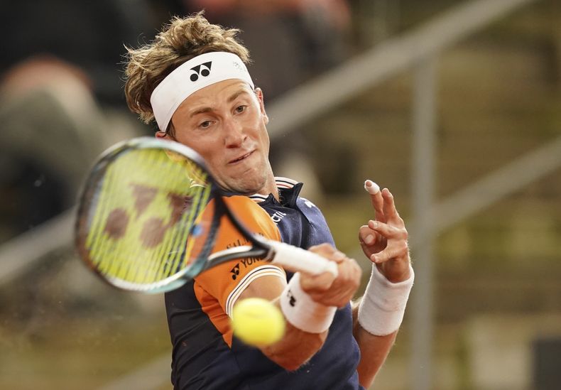 El noruego Casper Ruud hace una devolución al argentino Sebastián Báez en el Abierto de Hamburgo, el miércoles 26 de julio de 2023 (Marcus Brandt/dpa via AP)