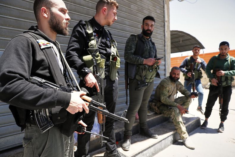 Hombres armados drusos se encuentran junto a un puesto de control un día después de que los enfrentamientos entre miembros de la secta minoritaria drusa y combatientes progubernamentales dejaran al menos cuatro personas muertas en el suburbio sureño de Jaramana, Damasco, Siria, el martes 29 de abril de 2025. (AP Foto/Omar Sanadiki)