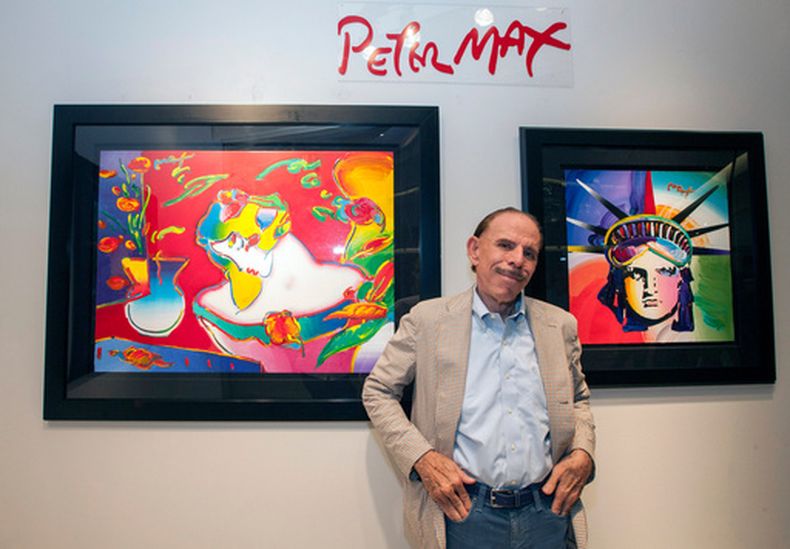 ARCHIVO - El artista Peter Max posa durante su exposición retrospectiva organizada por Road Show Company, el 6 de septiembre de 2014, en el centro comercial Northbrook Court de Northbrook, Illinois. (Foto Barry Brecheisen/Invision/AP, archivo)