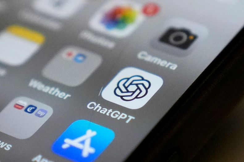 ARCHIVO - El ícono de la aplicación ChatGPT puede apreciarse en la pantalla de un teléfono inteligente, el 4 de agosto de 2025, en Chicago. (AP Foto/Kiichiro Sato, archivo)