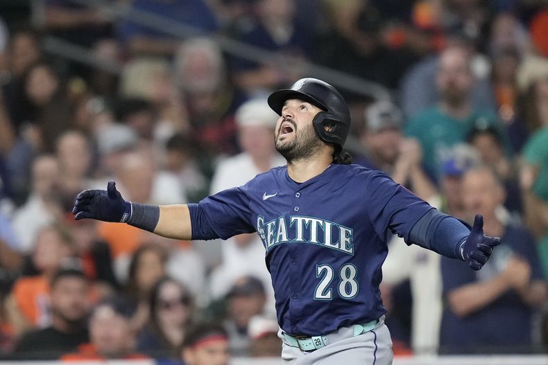 El venezolano Eugenio Suárez, de los Marineros de Seattle, recorre los senderos luego de pegar un jonrón solitario ante los Astros de Houston, el viernes 19 de septiembre de 2025 (AP Foto/Kevin M. Cox)