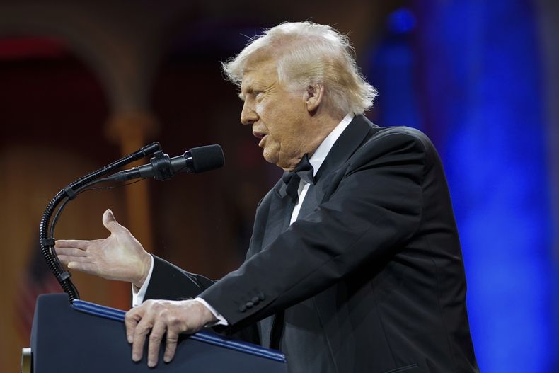 El presidente Donald Trump habla en la cena del Comité Nacional Republicano del Congreso (NRCC) en el Museo Nacional de la Construcción en Washington, el martes 8 de abril de 2025. (Pool via AP)