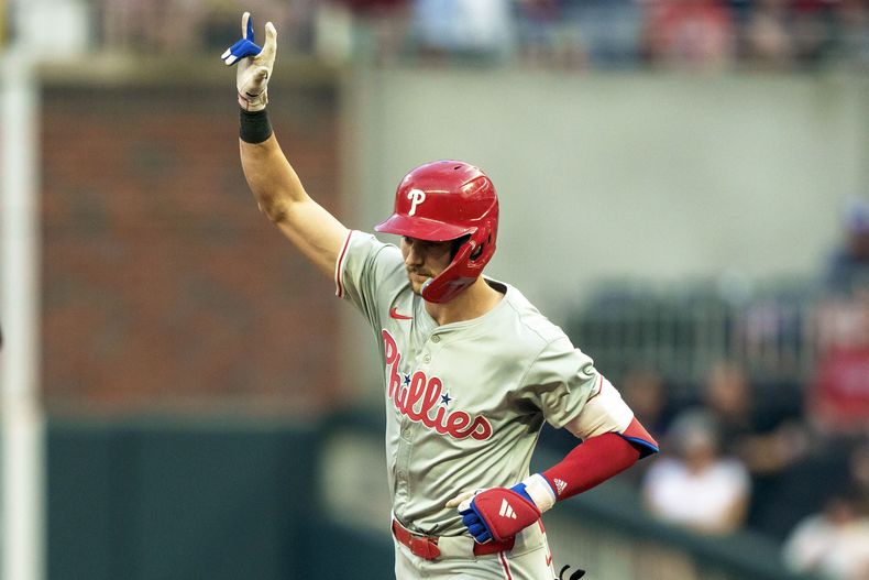 Trea Turner, campocorto de los Filis de Filadelfia, festeja luego de conseguir un jonrón ante los Bravos de Atlanta, el viernes 5 de julio de 2024 (AP Foto/Jason Allen)