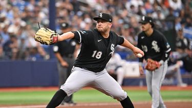 El lanzador de los Medias Blancas de Chicago, Anthony Kay, realiza un lanzamiento durante la cuarta entrada de un partido de béisbol contra los Rays de Tampa Bay, el domingo 2 de agosto de 2026, en San Petersburgo, Florida. (Foto AP/Jason Behnken)