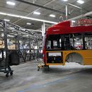 ARCHIVO - Vista de buses eléctricos en New Flyer, una fábrica de vehículos eléctricos, 9 de febrero de 2023 en St. Cloud, Minnesota. La inflación mayorista en Estados Unidos cayó por tercer mes consecutivo en diciembre, informó el Departamento de Trabajo el viernes 12 de enero de 2024. (AP Foto/Abbie Parr)