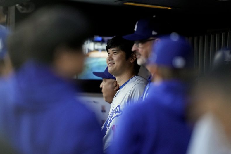 Shohei Ohtani de los Dodgers de Los Ángeles aguarda el inicio del quinto juego contra los Mets de Nueva York en la Serie de Campeonato de la Liga Nacional, el viernes 18 de octubre de 2024, en Nueva York. (AP Foto/Ashley Landis)