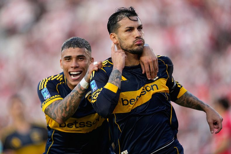 Leandro Paredes, derecha, de Boca Juniors, celebra después de convertir el penalti el gol de su equipo durante el partido de fútbol de la liga argentina contra River Plate, el domingo 19 de abril de 2026, en Buenos Aires, Argentina. (AP Foto/Natacha Pisarenko)