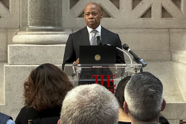 El alcalde de Nueva York, Eric Adams, habla en el Museo Metropolitano de Arte durante la reunión de un grupo de trabajo que aborda el robo en comercios, el miércoles 2 de abril de 2025, en Nueva York. (AP foto/Joseph Frederick)