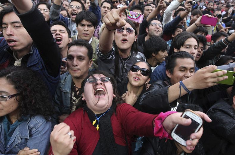 ARCHIVO - Un grupo de fanáticos disfrutan de la música en uno de los escenarios del festival Vive Latino en el Foro Sol de la Ciudad de México, el domingo 15 de marzo de 2015. (Foto AP/Marco Ugarte, archivo)