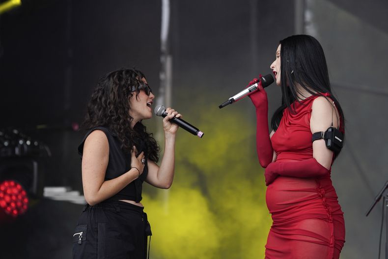 La cantautora chilena Francisca Valenzuela, derecha, con la cantautora mexicana Ximena Sariñana como invitada durante su concierto en el festival HERA HSBC en la Ciudad de México el sábado 24 de agosto de 2024. (Foto AP/Aurea Del Rosario)