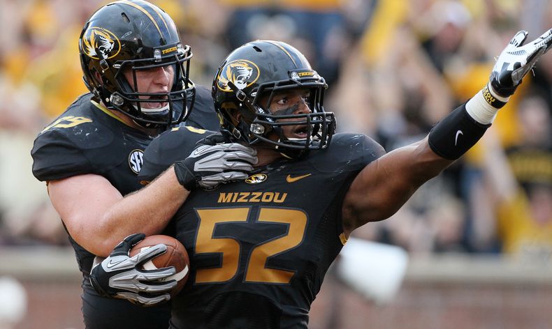 Michael Sam (52) festeja el touchdown que anot&oacute; en corrida de siete yardas tras recuperar un fumble el 9 de febrero del 2014 en un partido entre Missouri y Southeastern Louisiana de f&uacute;tbol americano universitario. Sam, quien se espera sea se