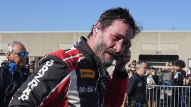 Keanu Reeves conduce durante la carrera automovilística GR Cup Series en el Indianapolis Motor Speedway, el sábado 5 de octubre de 2024, en Indianápolis. (Foto AP/Darron Cummings)