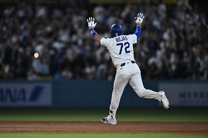 Miguel Rojas, de los Dodgers de Los Ángeles, celebra mientras corre las bases luego de disparar un cuadrangular contra los Rays de Tampa Bay, en la séptima entrada del juego de béisbol de Grandes Ligas, el lunes 15 de junio de 2026, en Los Ángeles. (AP Photo/William Liang)