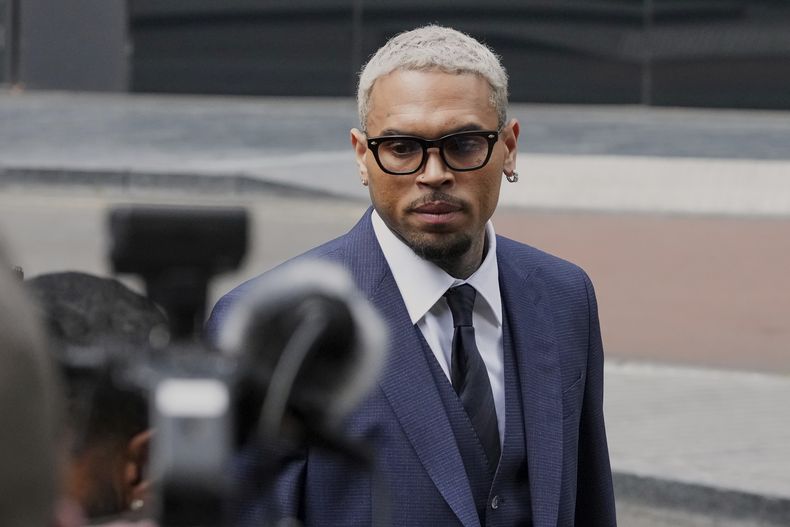 El cantante estadounidense de R&B Chris Brown llega al Tribunal de la Corona de Southwark para asistir a una audiencia de declaración de culpabilidad en Londres, el viernes 20 de junio de 2025. (Foto AP/Frank Augstein)