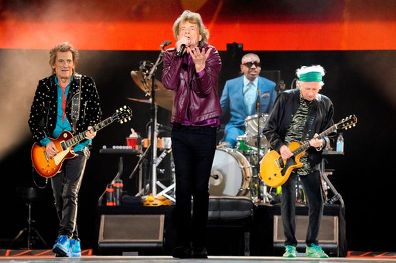 ARCHIVO - Ronnie Wood, de izquierda a derecha, Mick Jagger, Steve Jordan y Keith Richards de The Rolling Stones actúan durante la gira Hackney Diamonds el 27 de junio de 2024 en Chicago. (Foto Rob Grabowski/Invision/AP, archivo)