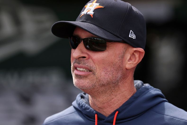 El mánager de los Astros de Houston, Joe Espada, observa hacia el terreno de juego previo a un partido de béisbol contra los Athletics, el 27 de septiembre de 2026, en West Sacramento, California. (Foto AP/Sara Nevis)