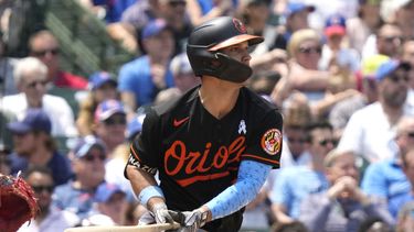 Adam Frazier de los Orioles de Baltimore conecta un sencillo ante los Cachorros de Chicago, el domingo 18 de julio de 2023, en Chicago. (AP Foto/Nam Y. Huh)