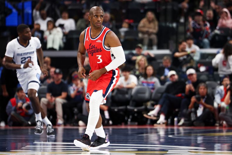 Chris Paul (3) de los Clippers de Los Ángeles tras encestar un triple ante los Grizzlies de Memphis, el viernes 28 de noviembre de 2025, en Inglewood, California. (AP Foto/Jessie Alcheh)