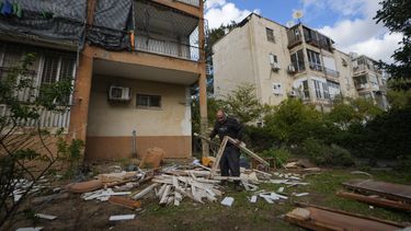 Un hombre trabaja junto a un edificio dañado cerca del lugar donde cayó un misil lanzado desde Yemen en el distrito de Jaffa, en Tel Aviv, Israel, el martes 31 de diciembre de 2024. (AP foto/Matias Delacroix)