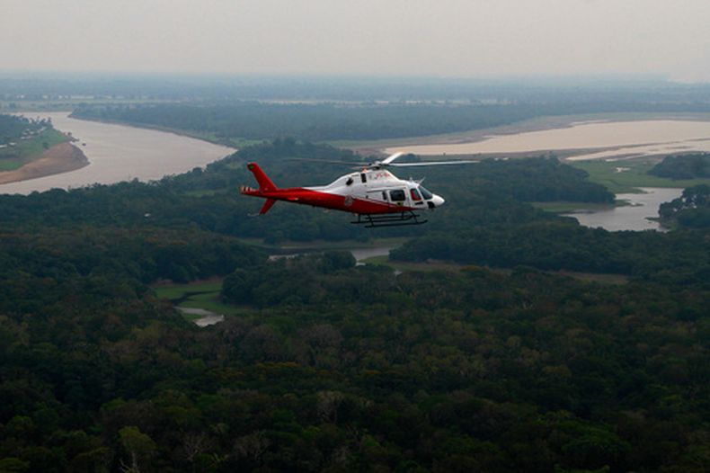 Un helicóptero de la agencia ambiental de Brasil vuela sobre un área del bosque tropical de Amazonía durante una operación de combate a incendios forestales en Autazes, en el estado de Amazonas, Brasil, el jueves 15 de octubre de 2026. (AP Foto/Edmar Barros)