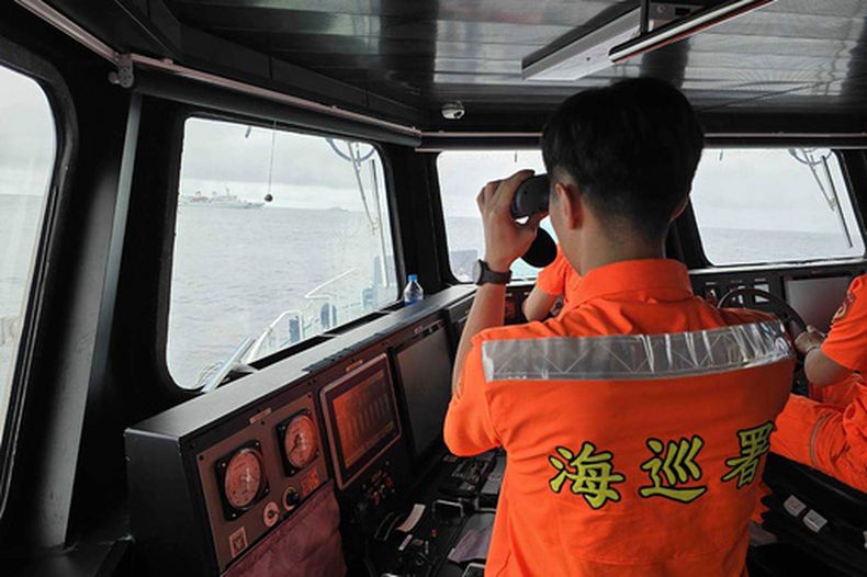 ARCHIVO - En esta imagen, distribuida por la Guardia Costera de Taiwán, un efectivo vigila un buque de la marina de China que opera cerca del islote de Pengjia, al norte de Taiwán, el 23 de mayo de 2024. (Guardia Costera de Taiwán vía AP, archivo)