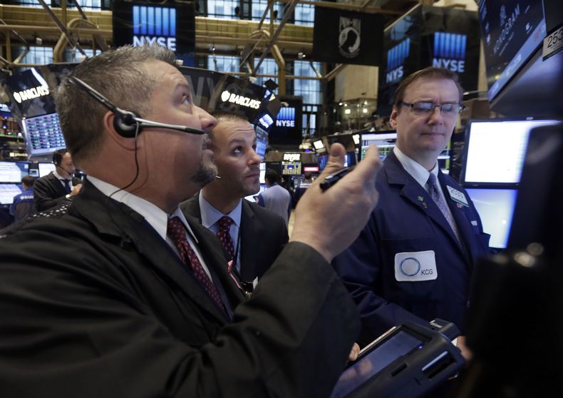 El operador Jason Harper trabajando en el piso de remates de la Bolsa de Valores de Nueva York el lunes 24 de noviembre de 2014. (Foto AP/Richard Drew)