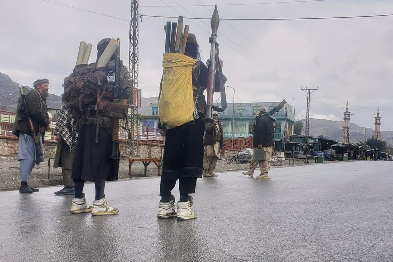 ARCHIVO - Combatientes talibanes se ven cerca de la frontera cerrada de Torkham con Pakistán, donde fuerzas paquistaníes y afganas cruzaron fuego durante la noche, en Torkham, Afganistán, el lunes 3 de marzo de 2025. (AP Foto/Shafiullah Kakar, archivo)