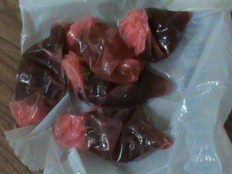 El contenido de las cápsulas era un líquido rojizo oscuro que tras los análisis de rigor resultó positivo de Clorhidrato de Cocaína.