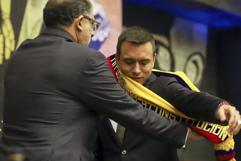El presidente de la Asamblea Nacional, Henry Kronfle, le coloca la banda presidencial al presidente Daniel Noboa después de que prestó juramento en la Asamblea Nacional en Quito, Ecuador, el jueves 23 de noviembre de 2023. (AP Foto/Juan Diego Montenegro)