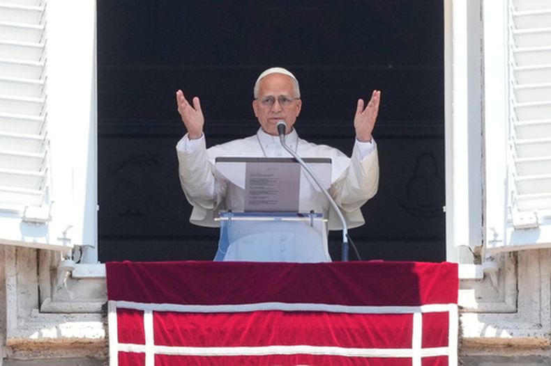 El papa León XIV durante el Angelus en la Plaza de San Pedro del Vaticano, el 31 de mayo de 2026. (AP Foto/Gregorio Borgia)