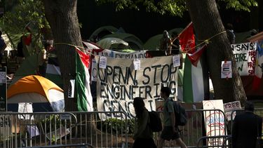 ARCHIVO - Un grupo de personas pasa por delante del campamento de solidaridad con Gaza en la Universidad de Pensilvania, Filadelfia, el martes 30 de abril de 2024. (Monica Herndon/The Philadelphia Inquirer via AP, Archivo)