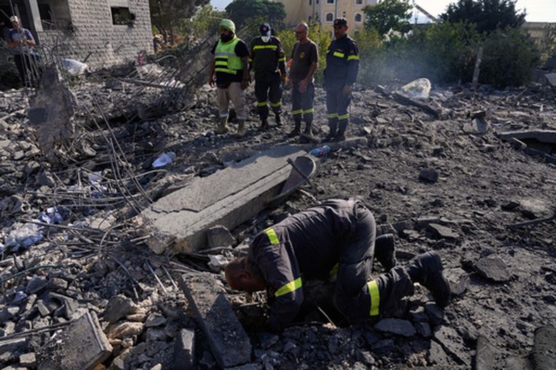 Rescatistas buscan víctimas bajo los escombros de un edificio destruido en un ataque aéreo israelí en el pueblo sureño de Kfar Rumman, Líbano, el lunes 7 de septiembre de 2026. (AP Foto/Mohammed Zaatari)
