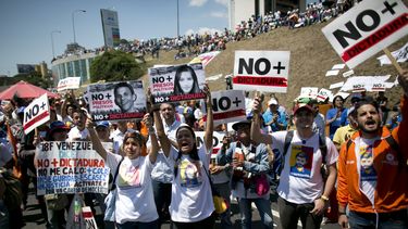 Opositores venezolanos marchan por Leopoldo López