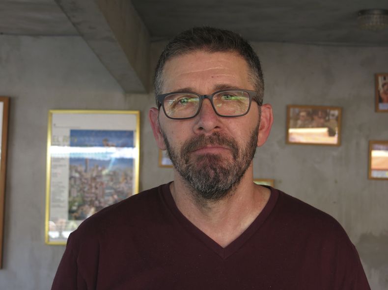 El productor argentino Sebastian Krys posa para un retrato durante la presentación del documental Alma Bohemia sobre la banda estadounidense La Santa Cecilia, en la Ciudad de México el martes 5 de marzo de 2024. (Foto AP/Berenice Bautista)