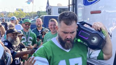 El centro retirado de los Eagles, Jason Kelce, saluda a aficionados en una aparición improvisada en una fiesta previa al partido de la NFL entre los Eagles de Filadelfia y los Browns de Cleveland, el domingo 13 de octubre de 2024 en Filadelfia. (Foto AP/Dan Gelston)