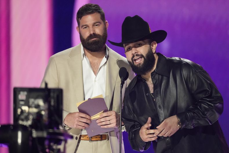 Jordan Davis, izquierda, y Carín León presentan el premio al artista masculino del año durante la 59a edición anual de los Premios de la Academia de Música Country el jueves 16 de mayo de 2024 en el Ford Center en Frisco, Texas. (Foto AP/Chris Pizzello)
