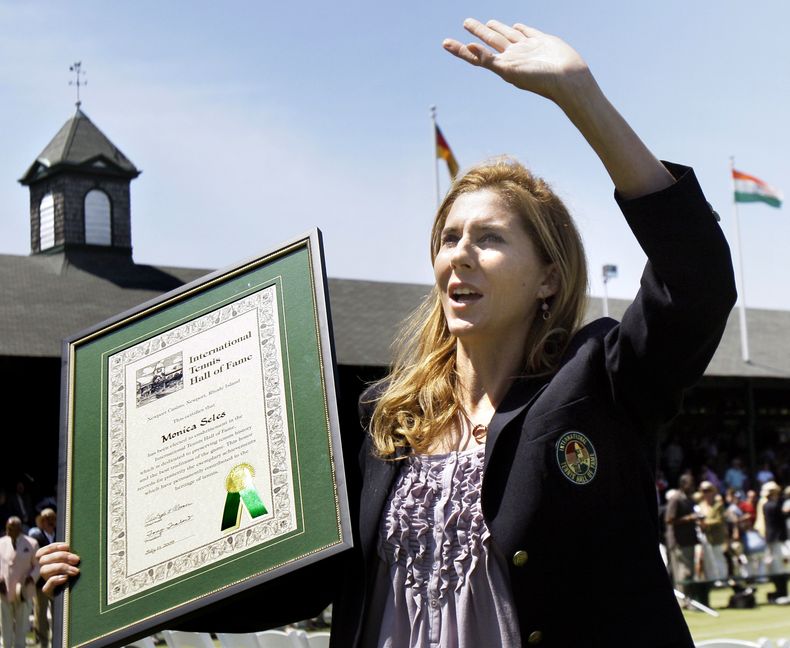 ARCHIVO - Monica Seles durante su ceremonia de exaltación al Salón de la Fama del Tenis Internacional, el 11 de julio de 2009, en Newport, Rhode Island. (AP Foto/Elise Amendola)